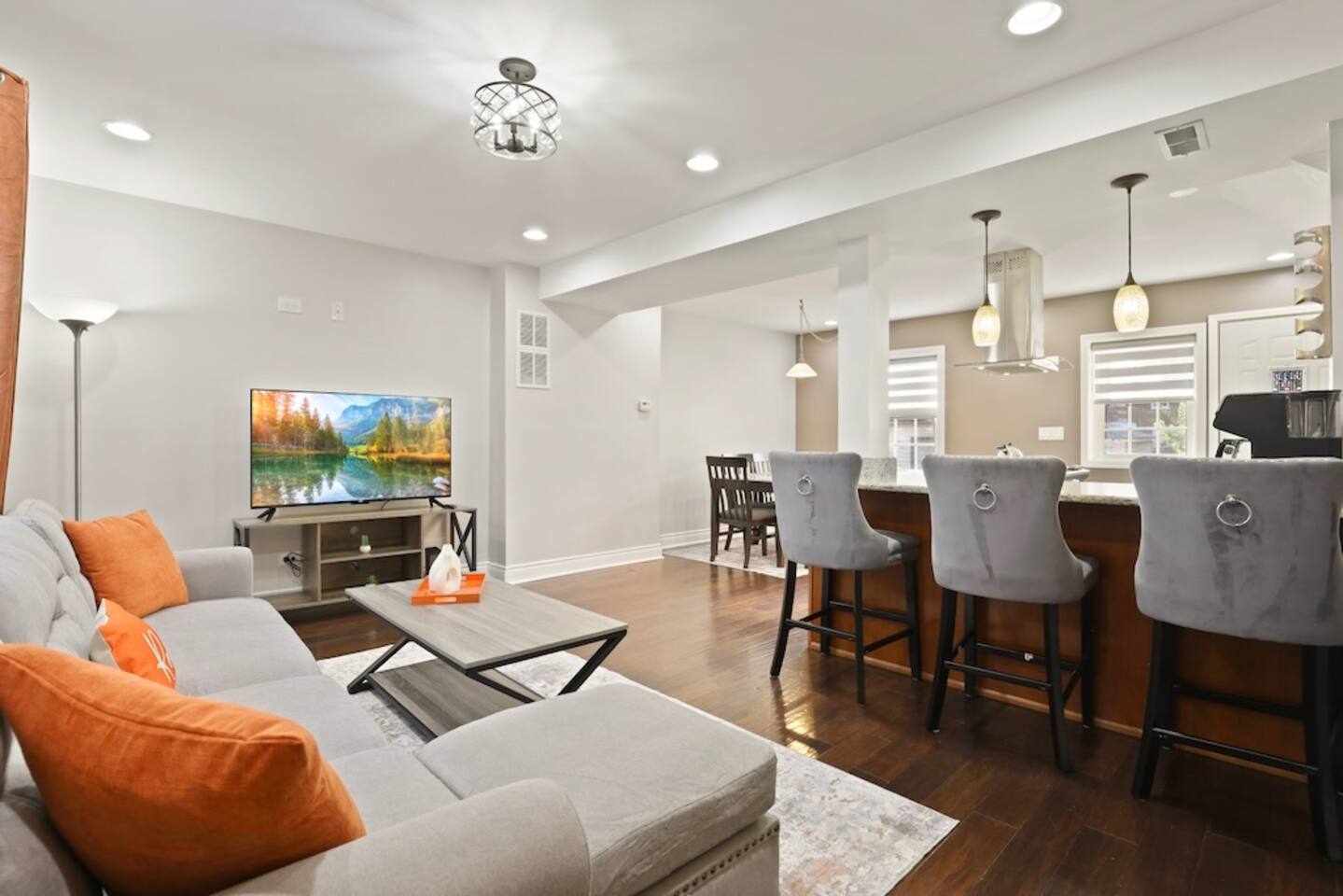 Runway Retreat: 3 Levels, 3Bdrm, 1.5BA