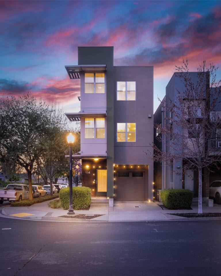 RiverZen Tri-level I 3 min to Golden1 Arena & DT