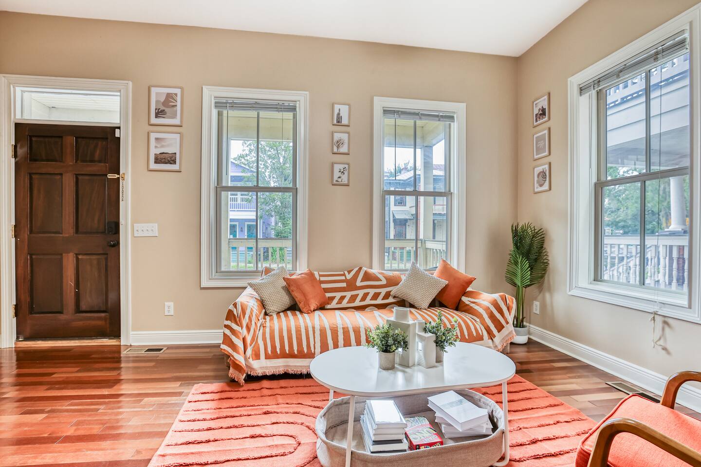 Starland & River St| Parking | Private Patio | BBQ