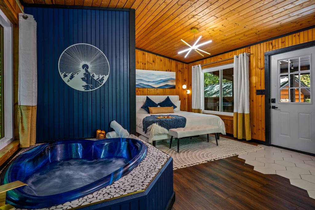 Lux Couples Getaway! Exclusive Theater + Hot Tub!