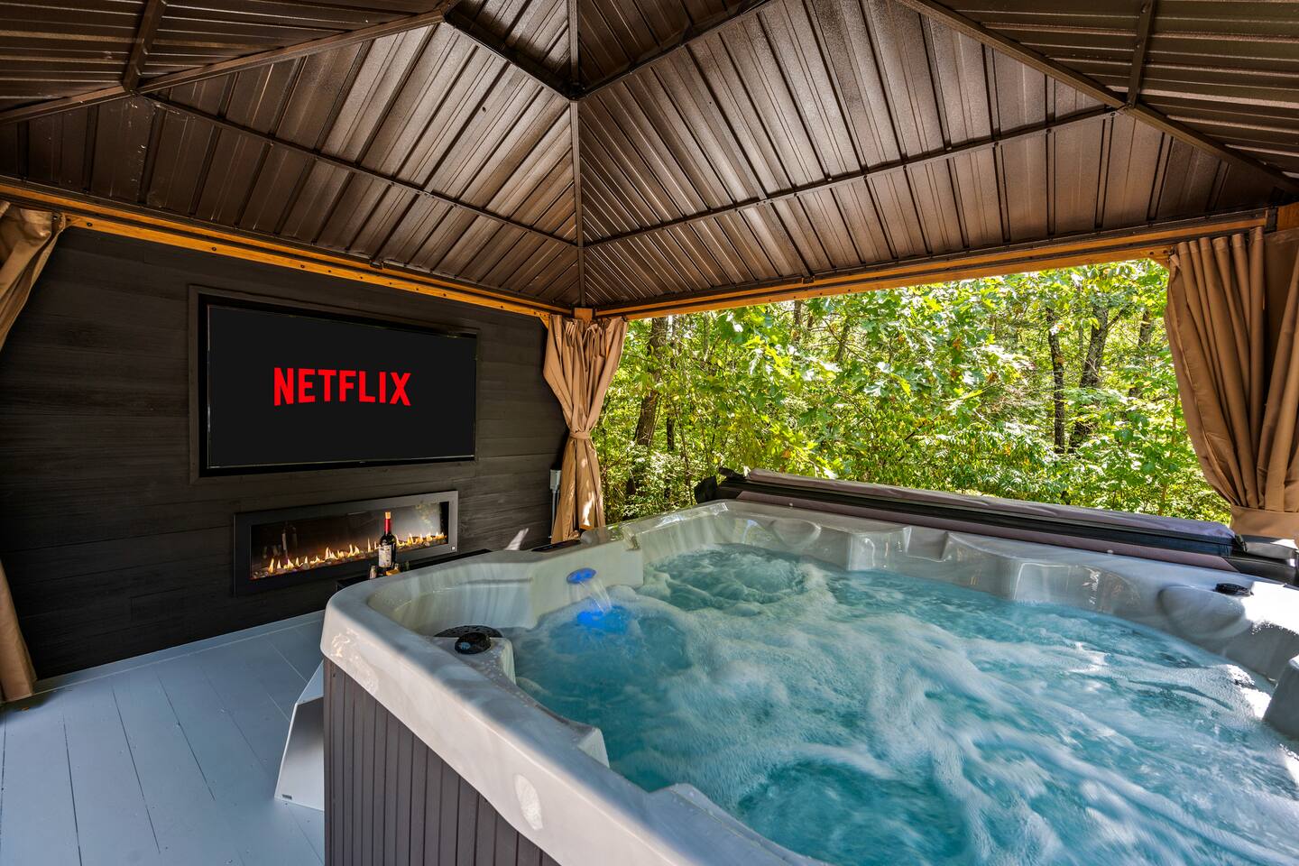 Lux Couples Getaway! Exclusive Theater + Hot Tub!