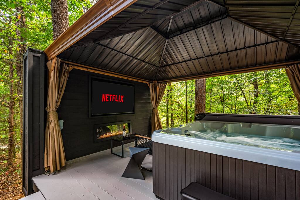 Ultimate Couples Retreat! Private Theater + Hottub