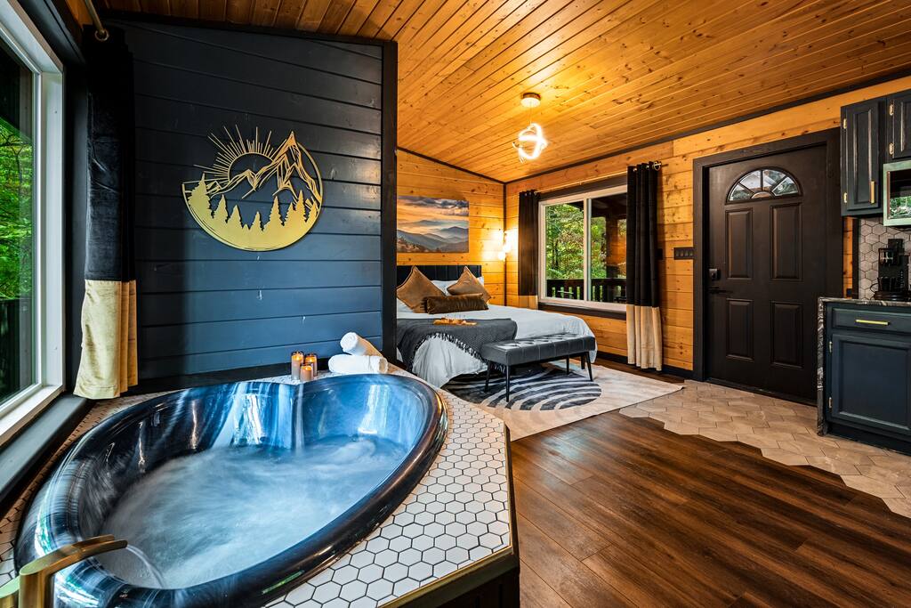 Hidden Couples Getaway! Private Theater + Hot Tub!