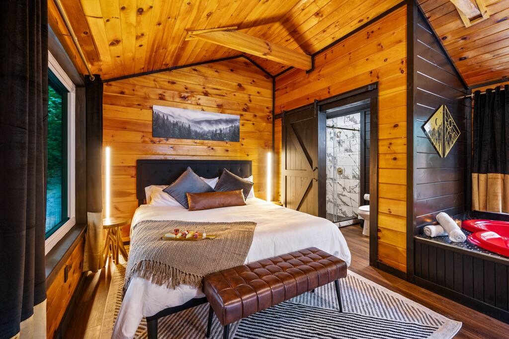 Romantic Couples Hideaway! PrivateTheater + Hottub