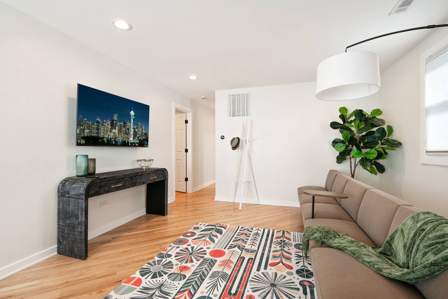 2 Miles to Wrigley+Unshared+Reserved Parking Spot!