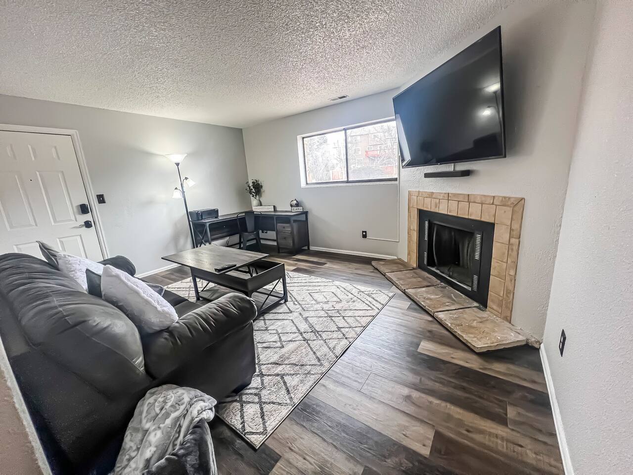 Lovely 2 bedroom! Close to All in a 4Plex