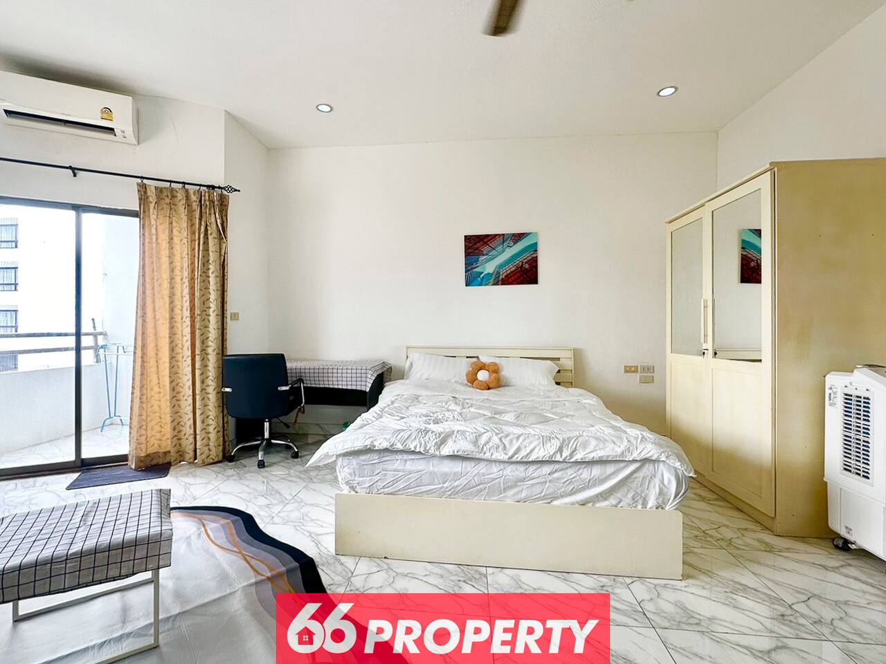 Condo on 19th floor w/ Riverview