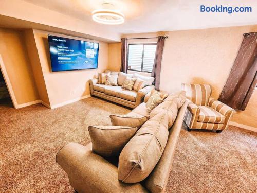 Pet Friendly/3 King Beds/Mins to Airport