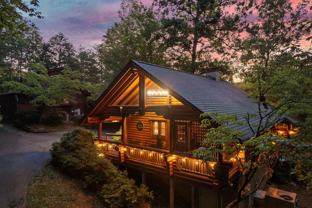 Hot Tub+Fire Table+King Bed+1.3 Miles to Parkway