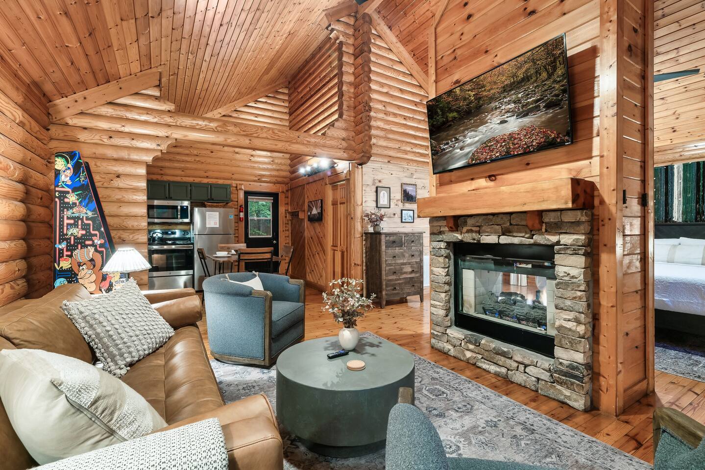 Hot Tub+Fire Table+King Bed+1.3 Miles to Parkway