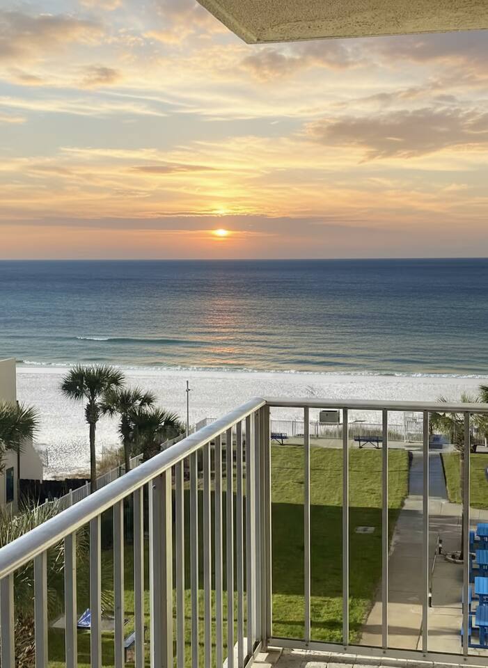 Relax & Unwind {Beach, Tiki Bar, Gym, Heated Pool}