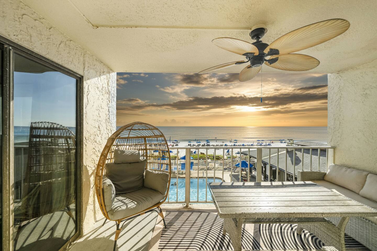 Beachfront! {3rd Floor,Pool,Tiki Bar,Gym,Hot Tub}