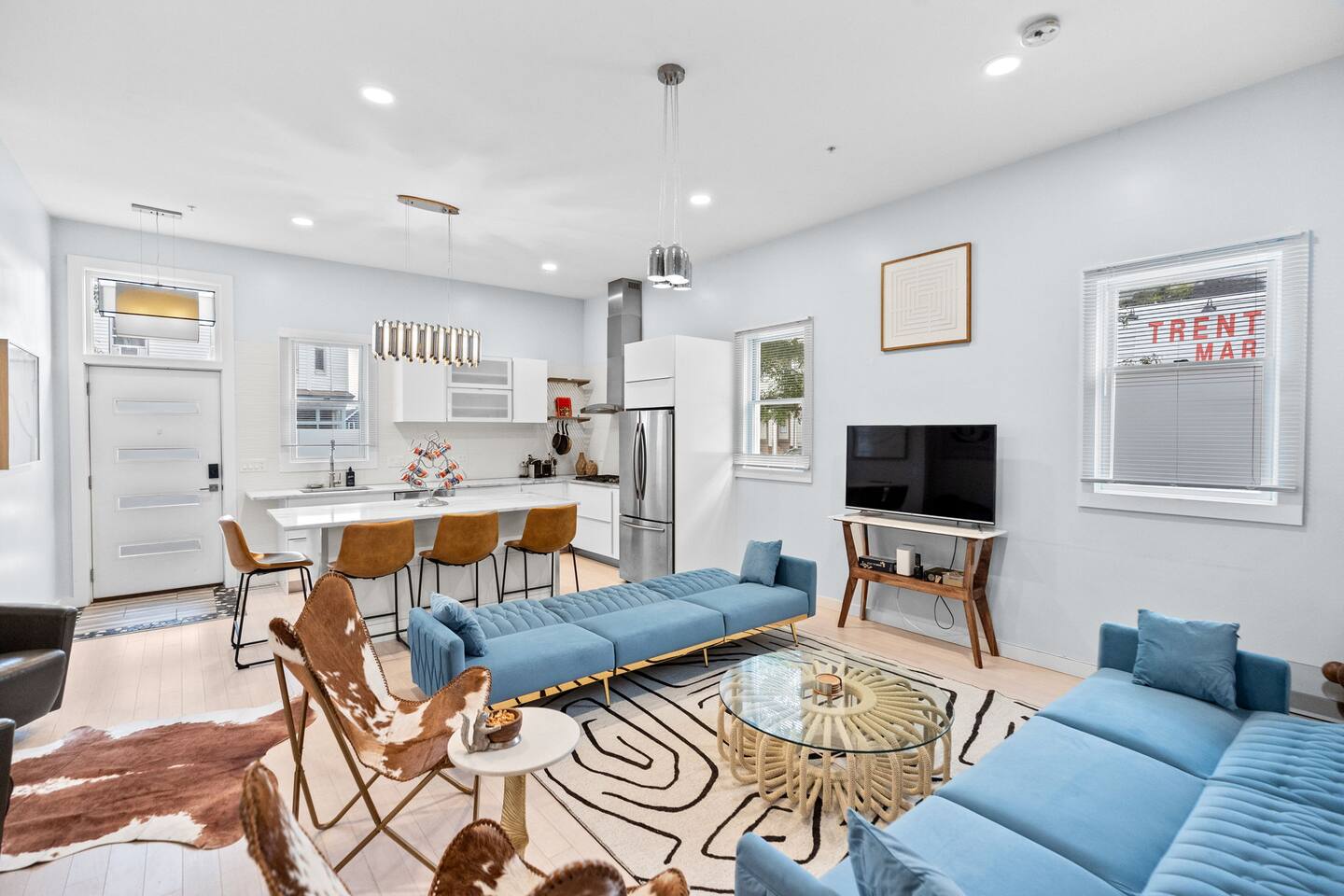 Modern Sunny Boston Skyline Apartment near Airport