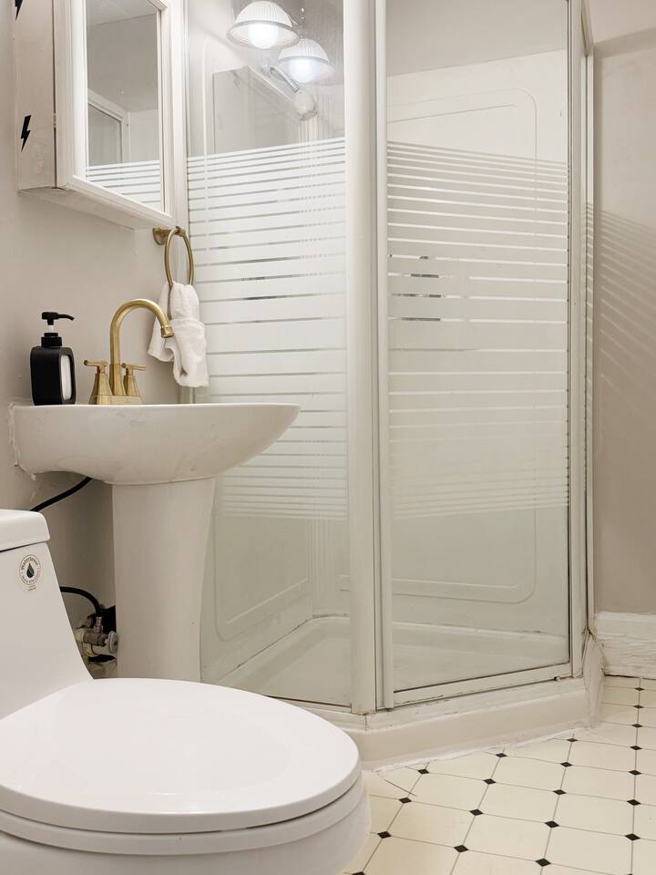 The Harrison E | QUEEN 1BD/1BA Apt near Downtown