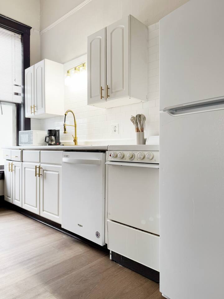 The Harrison E | QUEEN 1BD/1BA Apt near Downtown photo 4