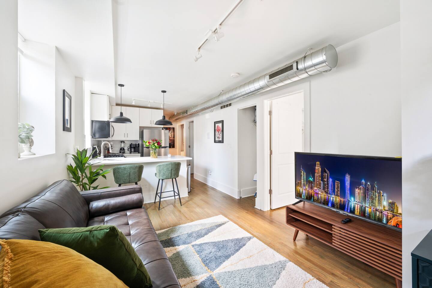 Blue Brick Apartment in Bridgeport - Park for Free