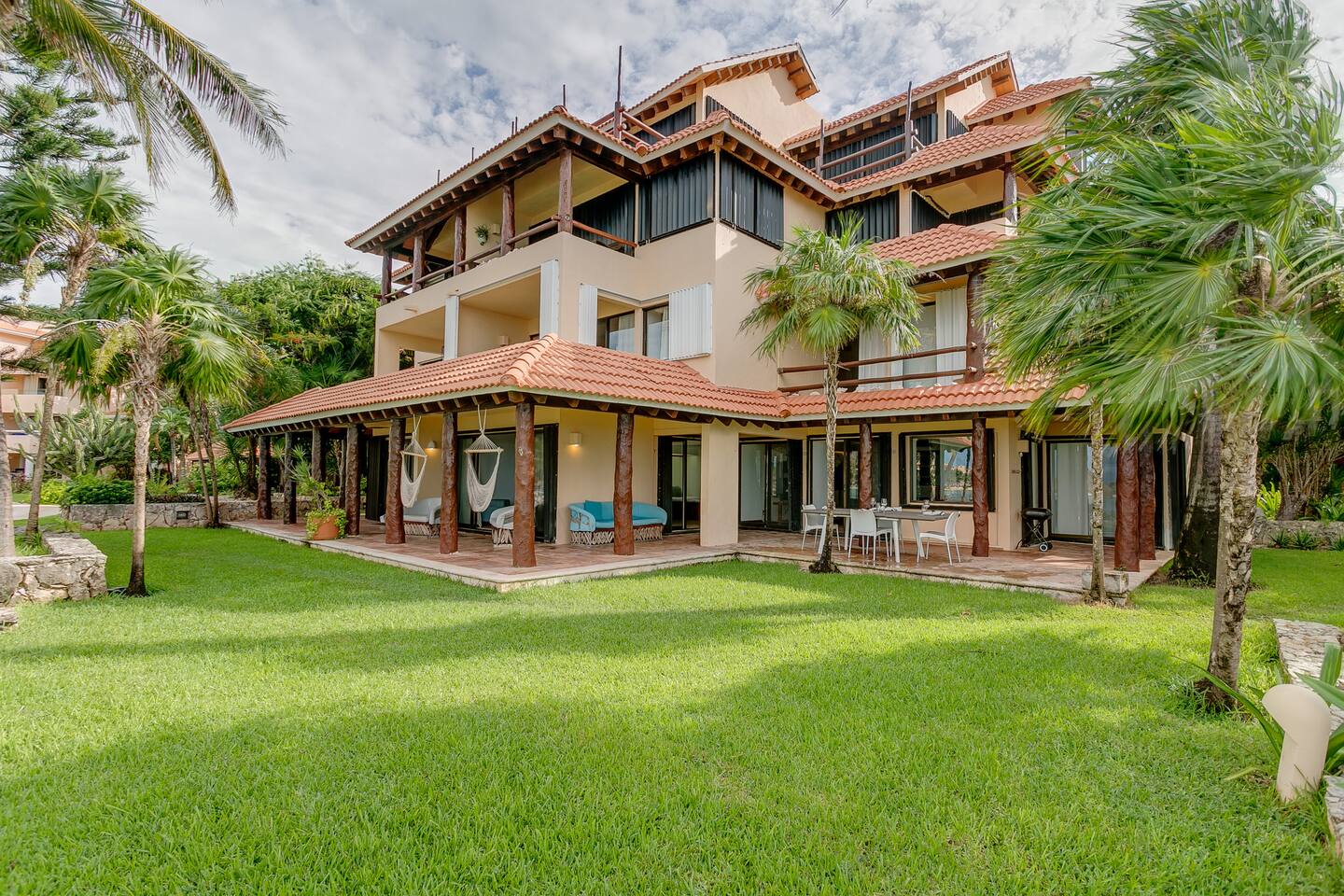 Front Beach 3 bedroom cozy apartment / 8 guests