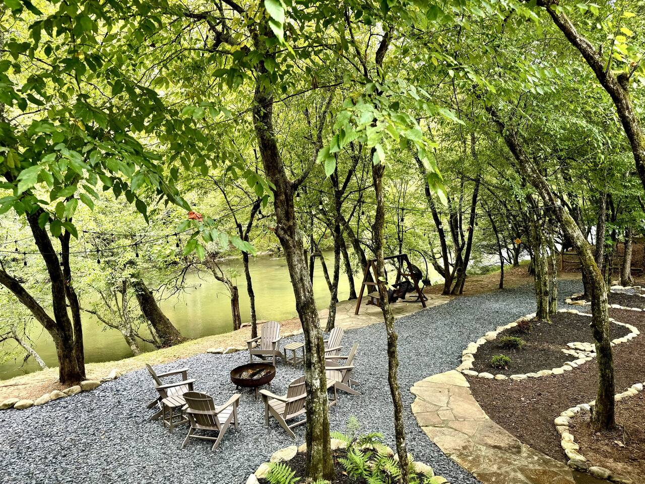 Luxury Riverfront Cabin on the Toccoa River