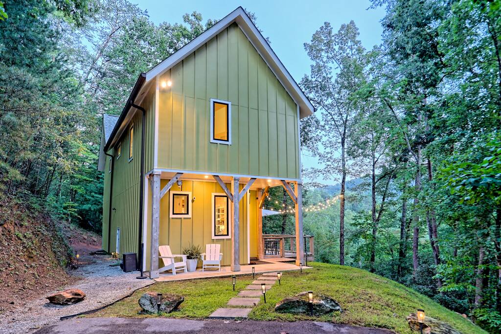 Lux Cabin- Hot Tub, Mtn Views, Min to Clayton