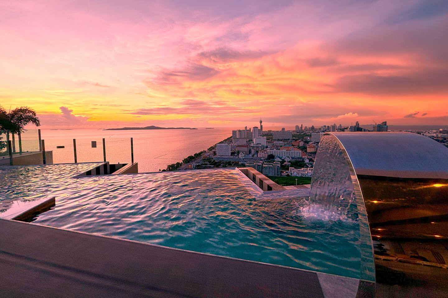 24th floor Jomtien Copacaban Beachside Retreat with Pools & Stunning Views