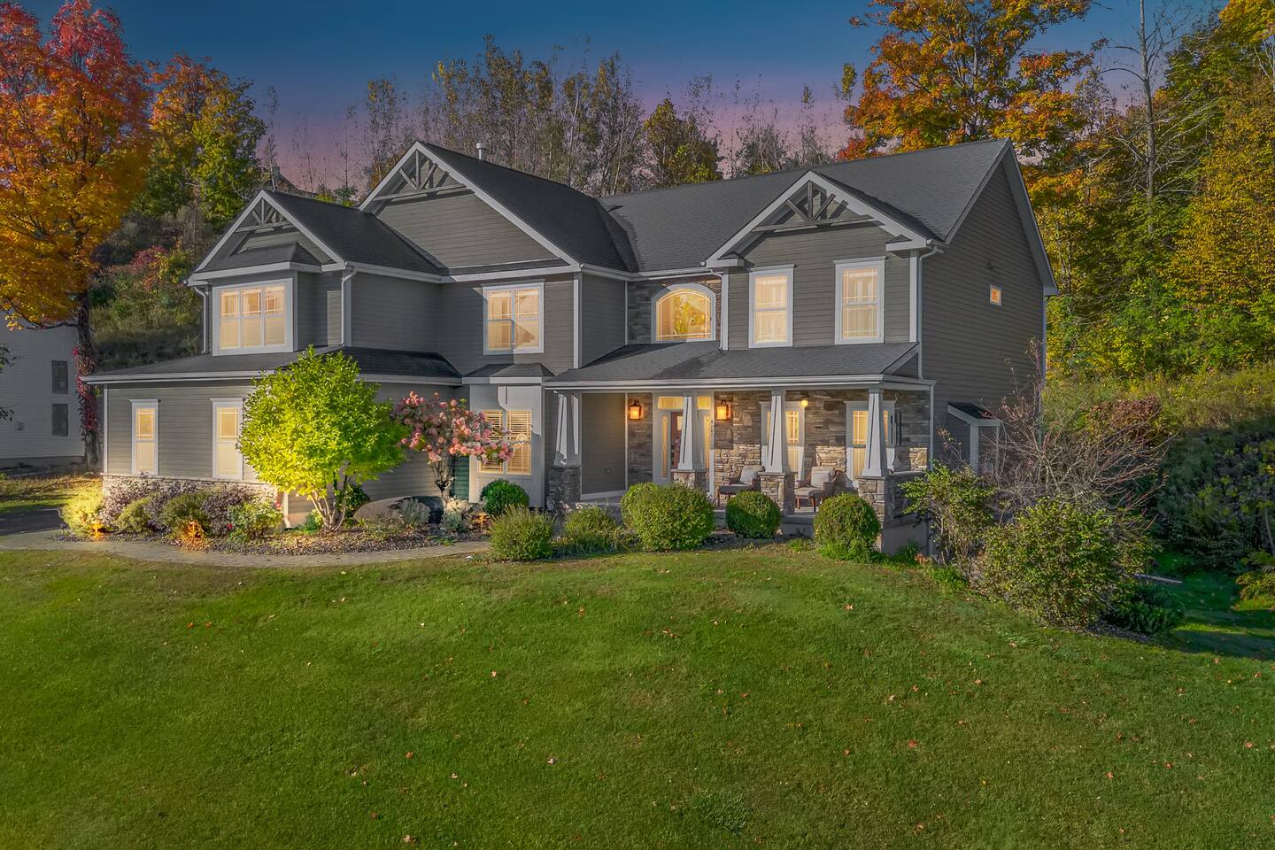 Home theater, pool, spa close to SU, Downtown