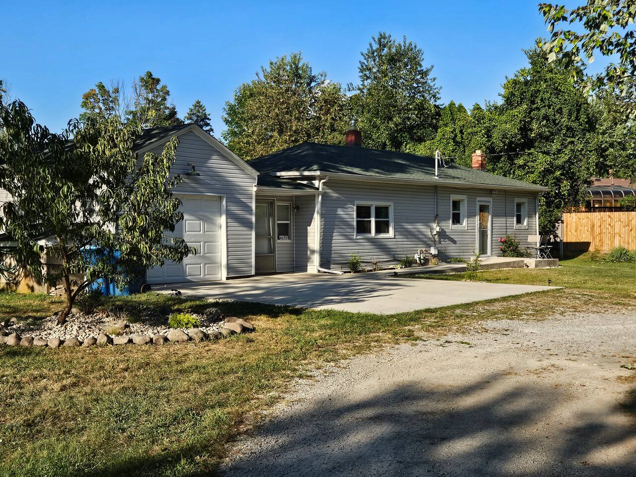 Rest Haven Farmhouse: Cozy 2BR, 3-acres, near all