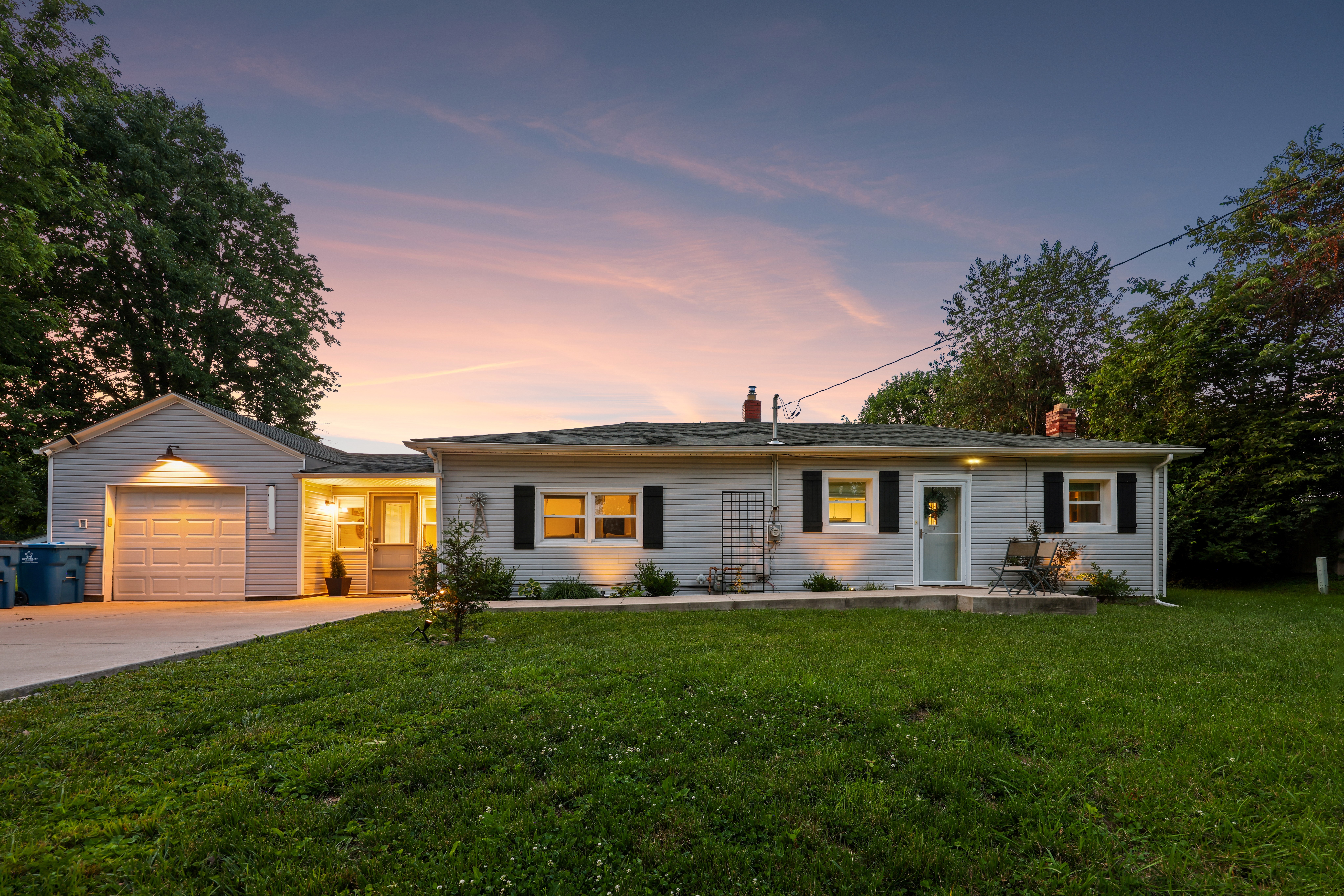 Rest Haven Farmhouse: Cozy 2BR, 3-acres, near all