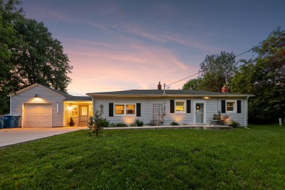 Rest Haven Farmhouse: Cozy 2BR, 3-acres, near all rental in Dayton