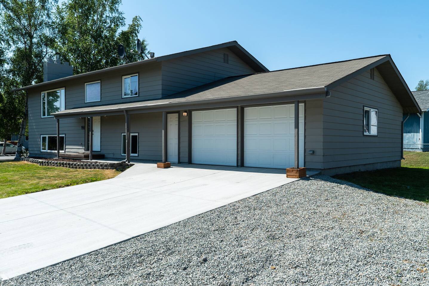 Jewel of the Lake, 5 Bedroom Family Home w Garage