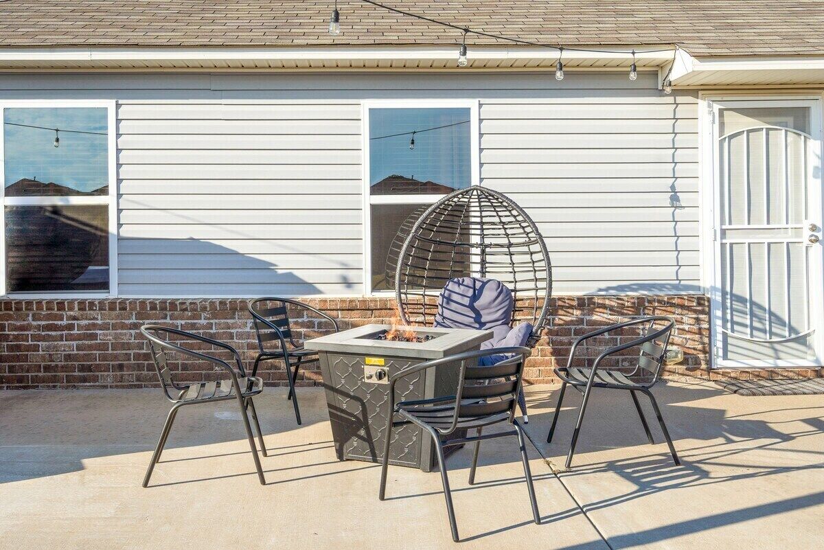 Outdoor gas fire pit