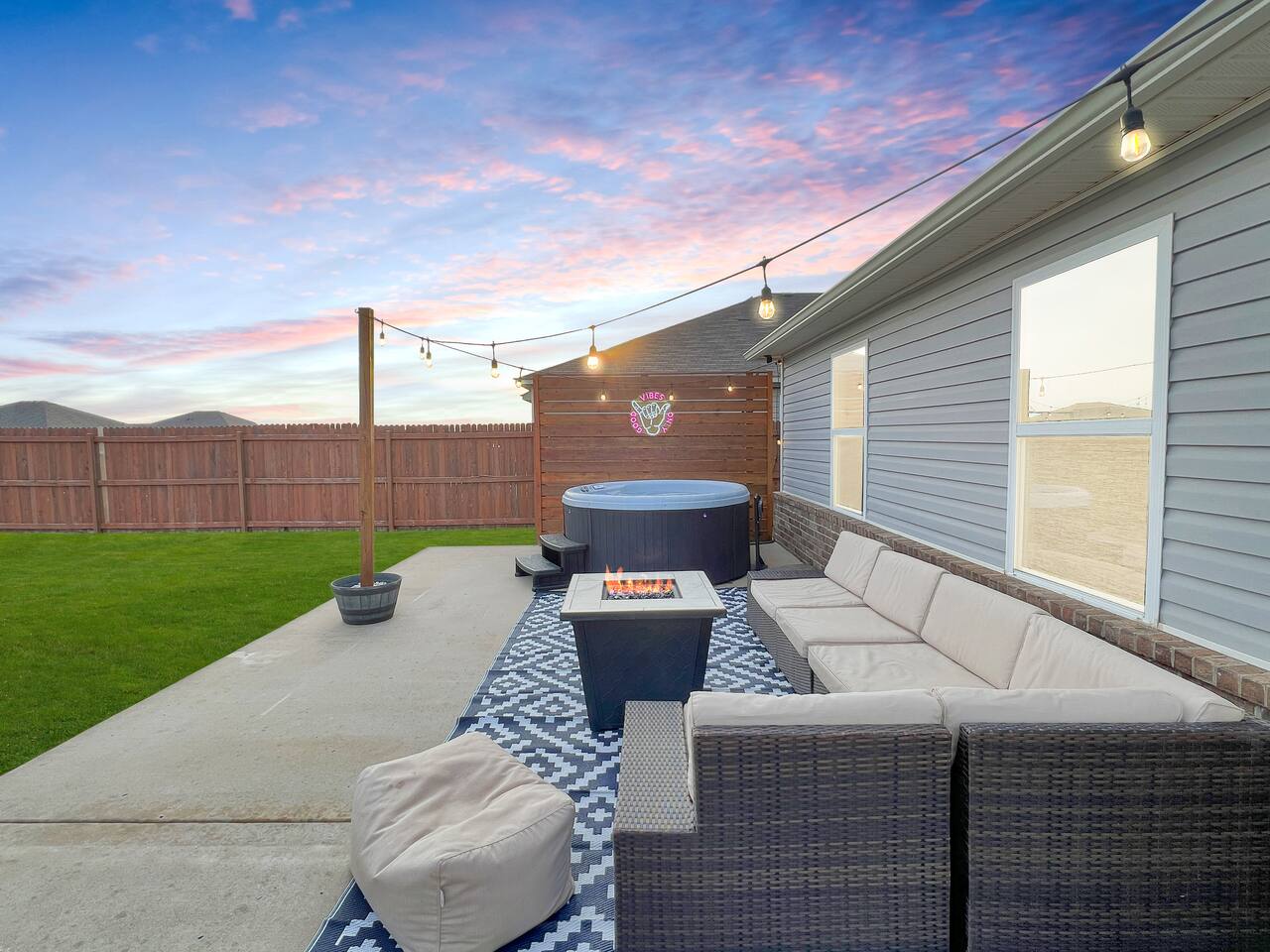 5 min to Rose | Hot Tub~Playset~KING Bed~4bd/2ba