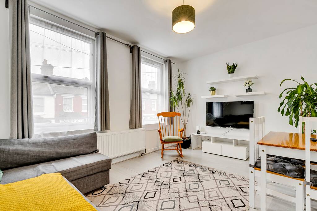 A Beautiful 6 Bedroom House in North London with Free Parking