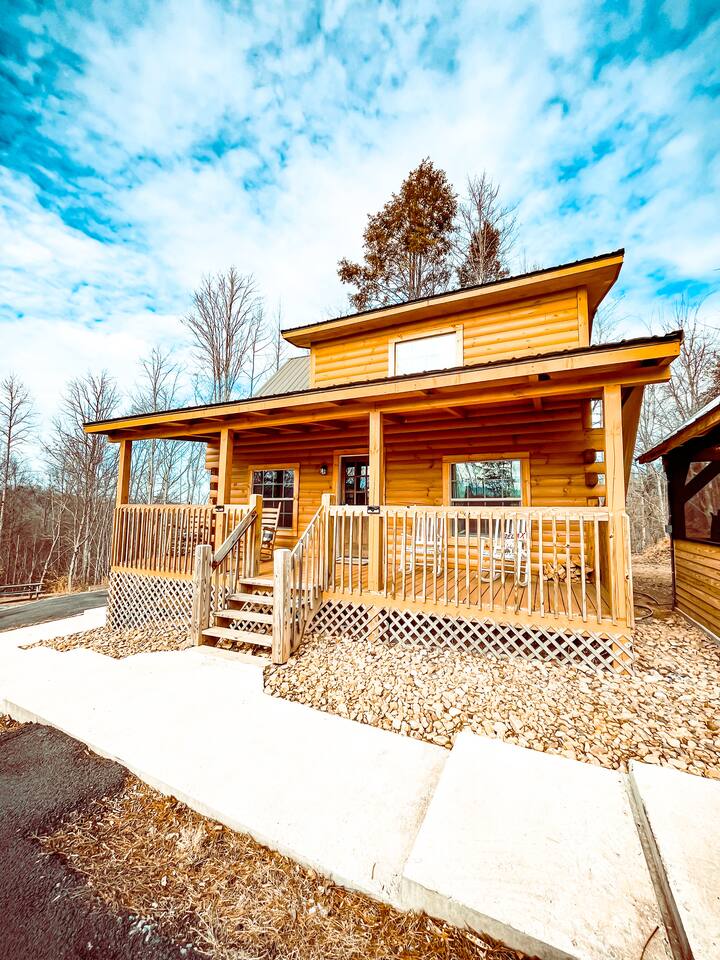 Private! Amazing Location! Hot Tub & Fire Pit