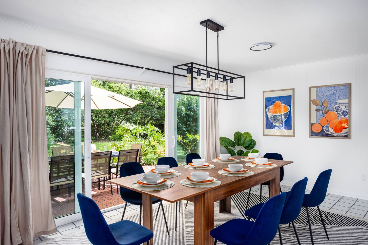 Charming Retreat 4BR Walk UF 2mi Firetable~BBQ~KBD