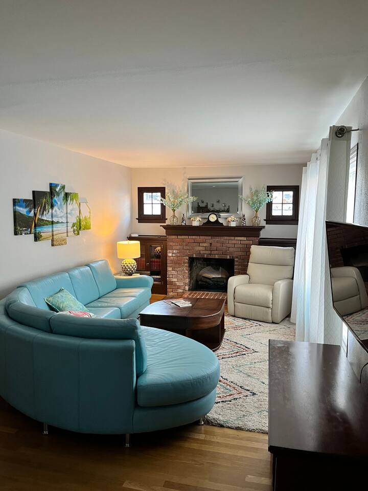 Beach Bungalow-Excellent Location! 3 bed/ 2 bath, Private Hot Tub