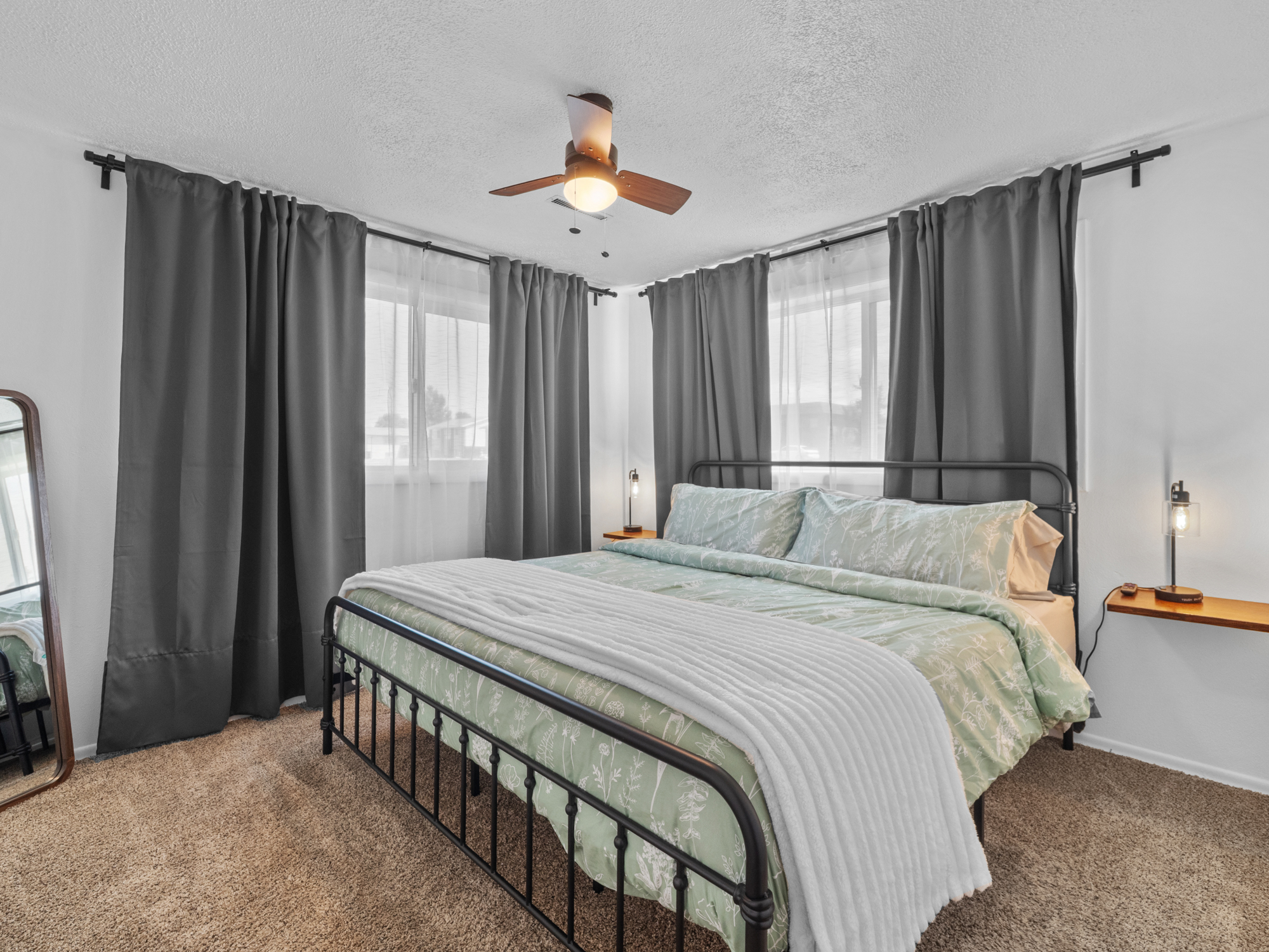 MidMod Apartment - 30+ day stays, 2 bedrooms