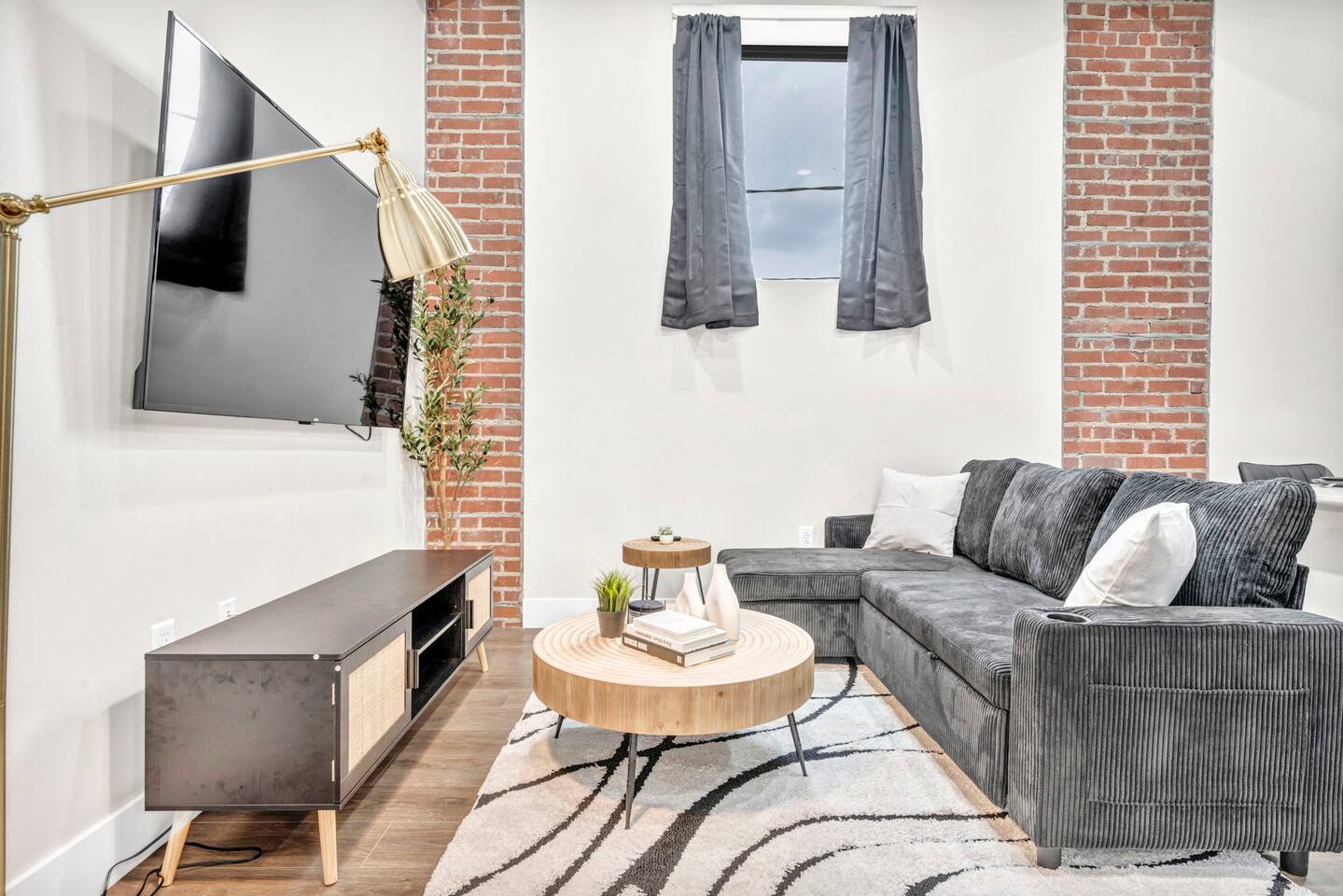 2Bed | 1Bath | Free Parking | 10 Min to DT | Gym
