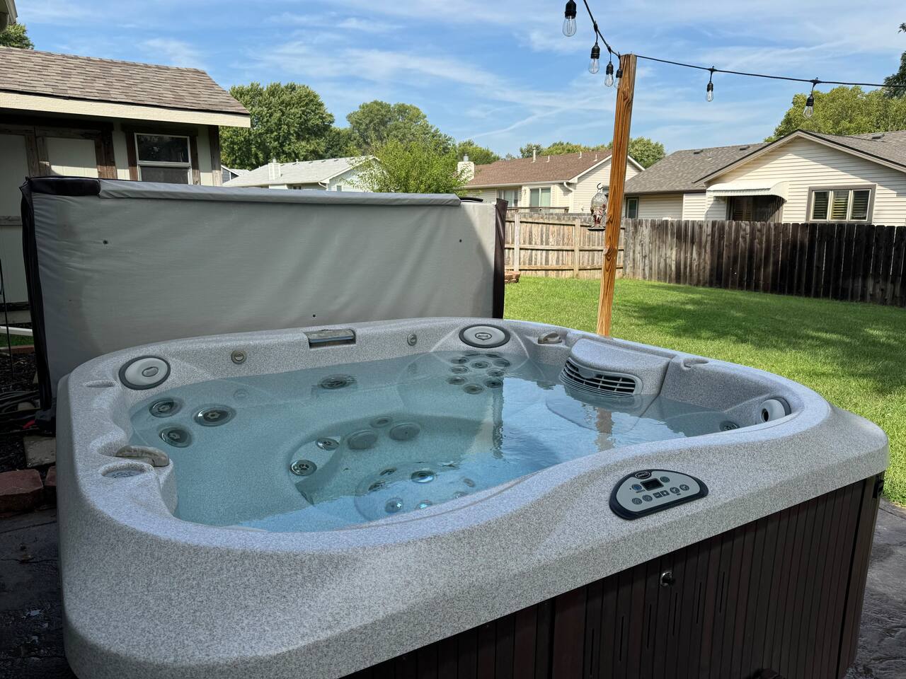 Hot Tub-Pool Table-Fire Pit! Great hang out place!