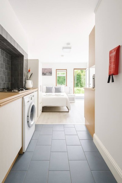 Sunlit studio in Shepherd’s Bush with cozy bed, full kitchen and garden access. Just minutes from Notting Hill, it offers cherry blossom art, modern amenities and a peaceful vibe for a serene escape.