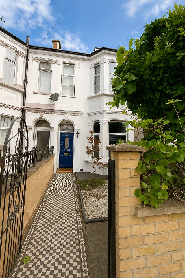 Cozy outdoor garden in Shepherd’s Bush with seating surrounded by vibrant plants. Just moments from Hammersmith and Holland Park, it’s a peaceful spot to relax, dine or unwind in West London’s vibrant heart.