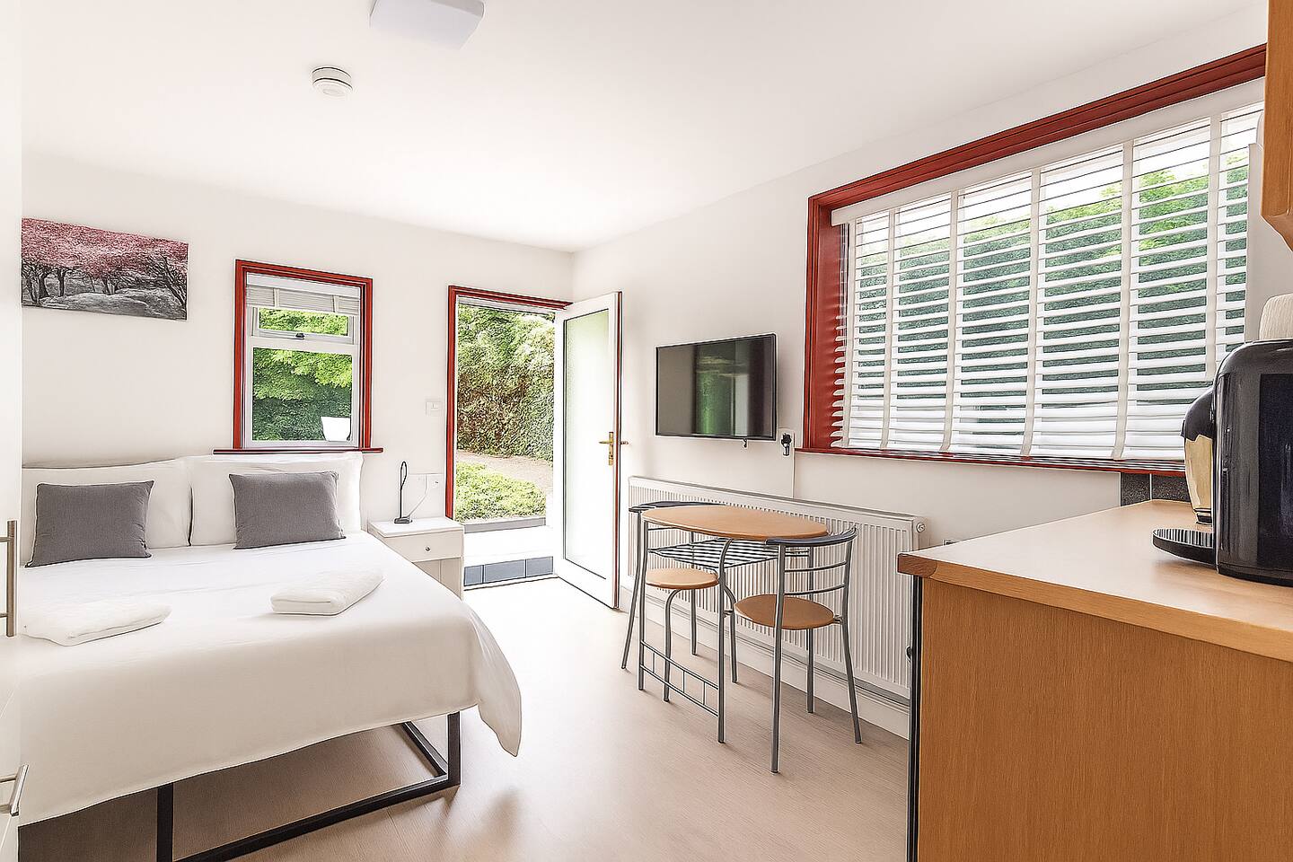 Bright studio in Shepherd’s Bush with garden access, dining space and cozy modern decor. Just moments from Notting Hill, it’s a peaceful West London retreat designed for comfort and relaxed living.