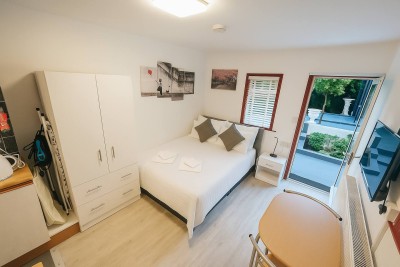 Flat 3 – 127 Percy Road (Stylish Ground Floor Garden Flat nr Central London)