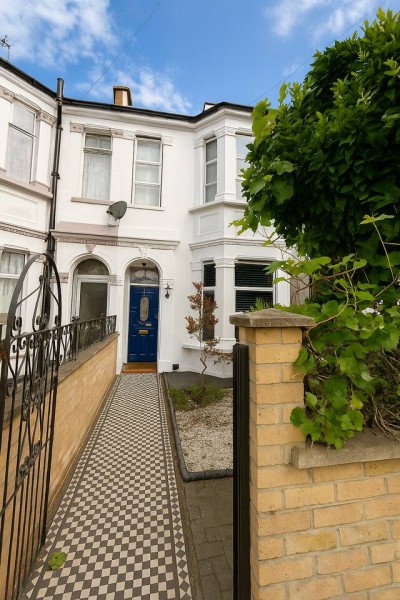 Cozy outdoor garden in Shepherd’s Bush with seating surrounded by vibrant plants. Just moments from Hammersmith and Holland Park, it’s a peaceful spot to relax, dine or unwind in West London’s vibrant heart.