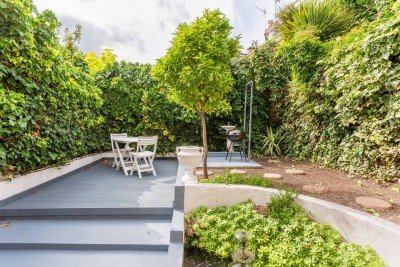 Private garden in Shepherd’s Bush, perfect for outdoor meals, fresh air and quiet moments. Just minutes from Westfield London, it’s a peaceful retreat after a busy day in West London’s vibrant heart.