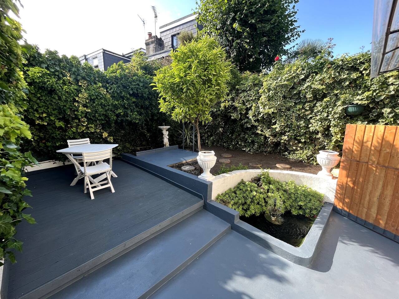 Step outside to your own private garden dining area in Greater London (Notting Hills, Acton & Ealing)! Ideal for meals, relaxing, or just enjoying the greenery.