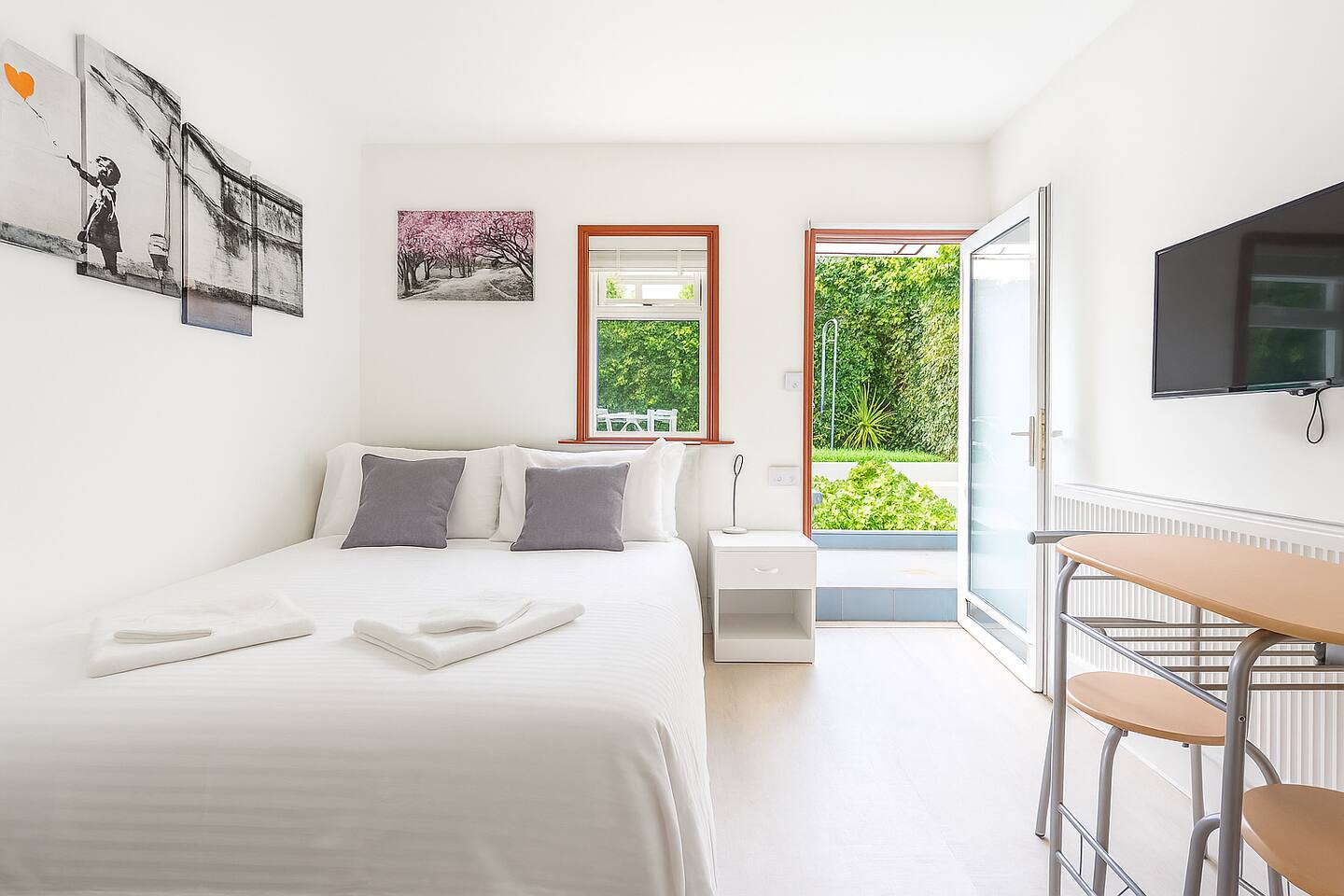 Bright, minimalist room in Shepherd’s Bush with cozy bed, garden views, curated wall art and private desk. Just minutes from Hammersmith, with direct access to lush outdoor space for work or rest.