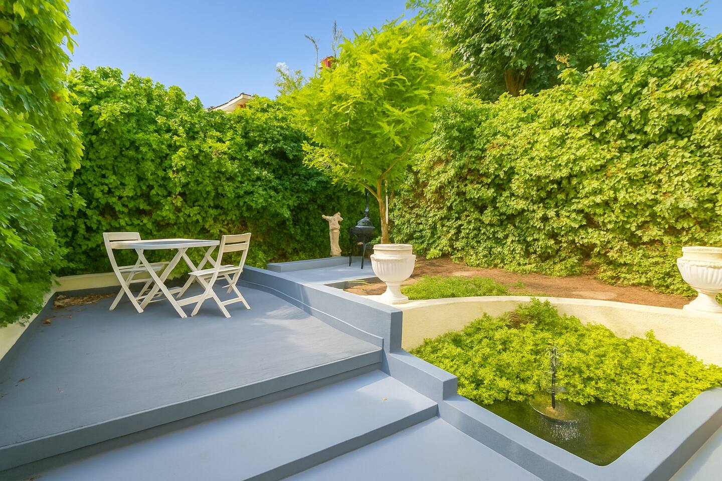 Private garden oasis in Shepherd’s Bush, perfect for outdoor meals, fresh air and quiet moments. Just minutes from Notting Hill, it’s a lush urban retreat in West London’s vibrant heart.