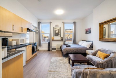 Enjoy a cozy stay in Shepherd’s Bush with a soft bed, reading chairs, coffee table and natural light from the window. Just minutes from Hammersmith, it’s a warm, restful retreat in West London’s vibrant heart.