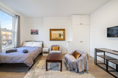 Enjoy a cozy stay in Shepherd’s Bush with soft bed, reading chairs, coffee table and natural light. Just moments from Hammersmith, it’s the perfect place to relax and recharge in West London’s vibrant heart.