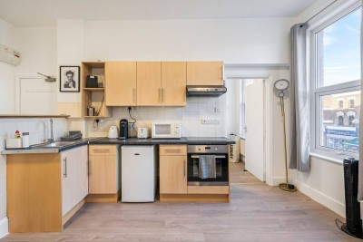 Stylish kitchen in Shepherd’s Bush, fully equipped and ready for whatever you’re craving day or night. Just steps from Hammersmith, it’s a relaxed West London space to cook, snack or sip in comfort.